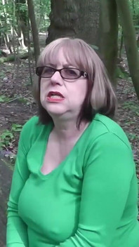 Trisha se promène dans les bois