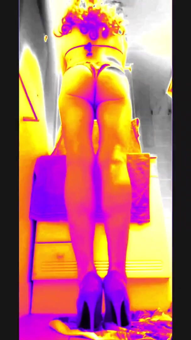 Lizzaali: 新しいビキニのからかいと広がりは、砲撃される準備ができています