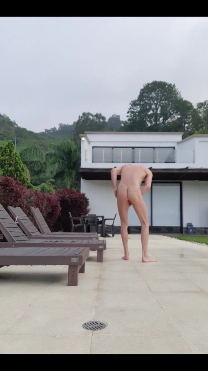 Boy jerking off: Desnudo junto a la piscina