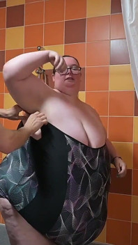 SSBBW ใส่ชุดว่ายน้ำรัดรูปตัวเล็ก