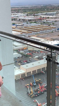 Ria Bently se fait baiser sur le balcon