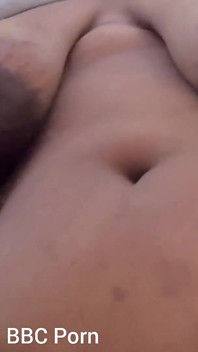 Je serre mes seins en me stimulant la chatte avec un vibromasseur maison