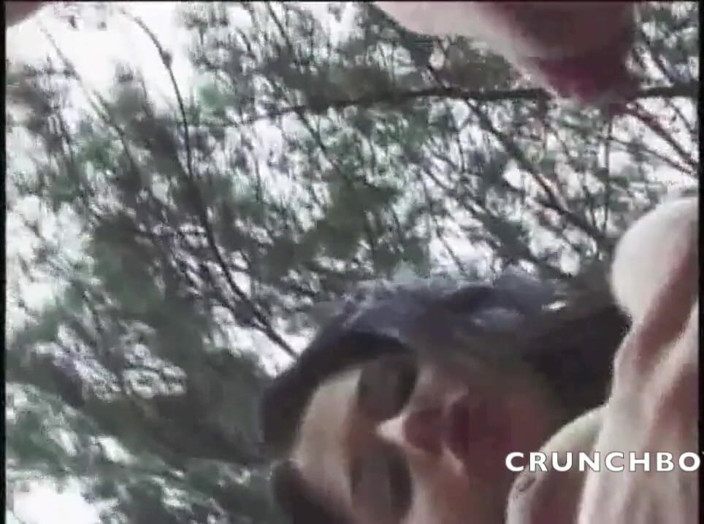 Shemale videos: Latino rak suger en sexig shemale utomhus