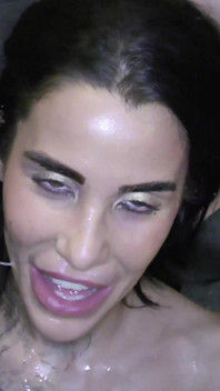 Debuut bukkake voor sexy Alice Judge