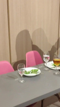 Cuckold är distraherad att avsluta erbjudanden medan jag kommer under bordet för att suga min partners kuk