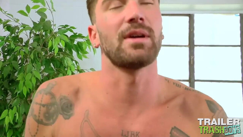Trailer Trash Boys: Jack Hunter arkadaşını tekrar boşaltıyor