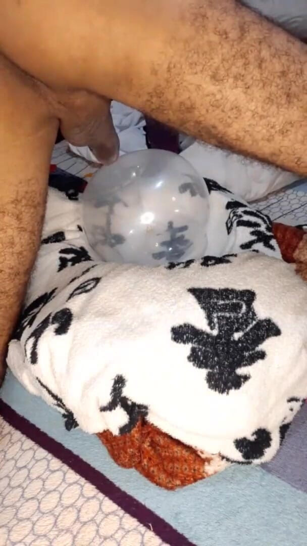 vergar4_daviid: 年轻人用充气的comdon自慰