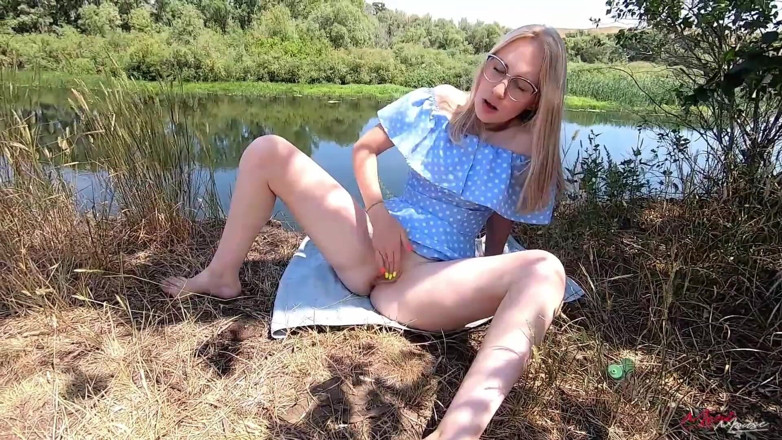 Meri-Mouse: Hermosa rubia chorrea al aire libre
