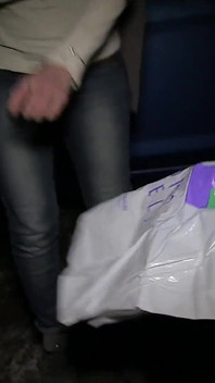 Filipínská děvka přijde do Anglie být špinavá dogging děvka, když saje a bere spunk z několika ptáky