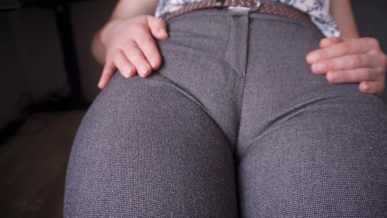 Teasecombo 4K: Une collègue sexy taquine son cul jusqu’à ce que son...