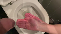 Aqua Pola: Držím jeho ptáka, když čůrá a myje se