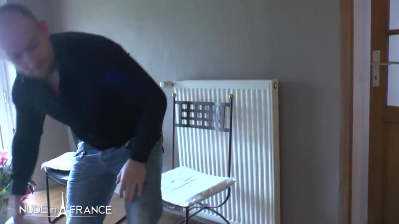 Nude in France: Çarpıcı küçük memeli ev hanımı evde masaj yapıyor ve bir...