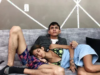 Adik tiriku yang seksi menemaniku nonton film dan aku mengambil kesempatan untuk ngentot memeknya
