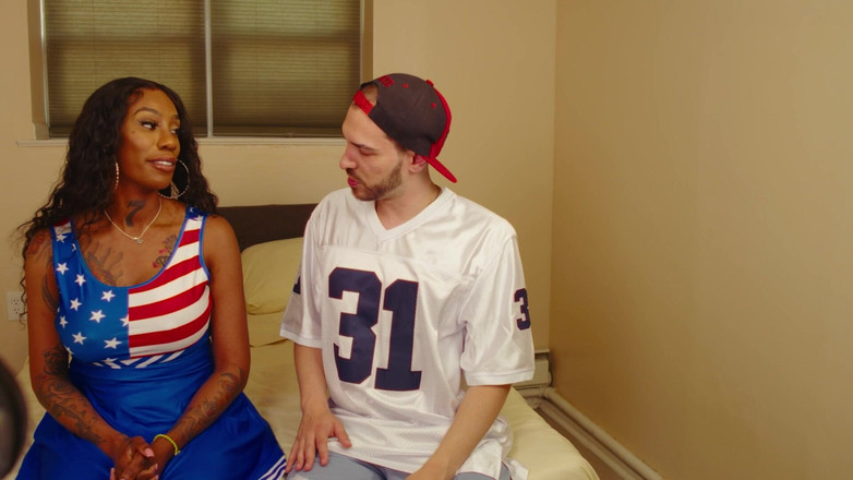 Sluts Around Town: La cheerleader motiva il quarterback star con il suo culo...