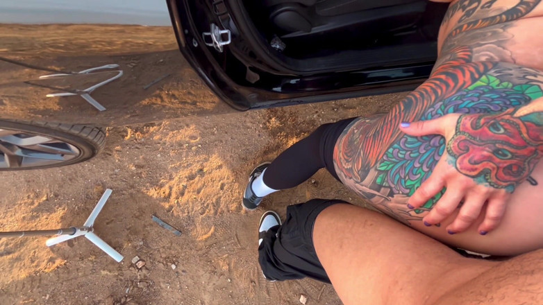 FlightLifeXXX: Bianca Bailee, baddie échouée, reçoit une assistance routière