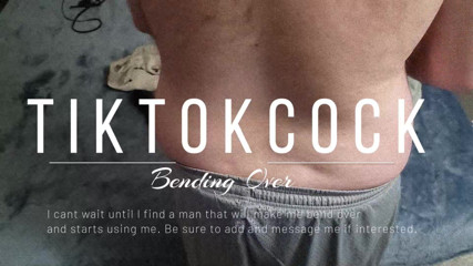 TikTokCock: Наклоняясь - белый би мужик с тугом свободного использования, очко хочет твой член