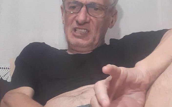 Big uncut hard cock: Voici comment frapper et presser de grosses couilles cet homme...
