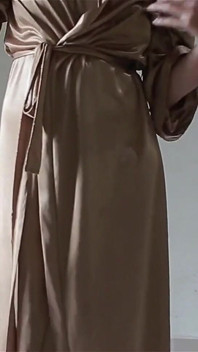 Gadis tobrut Indonesia dengan jubah satin seksi lagi asik