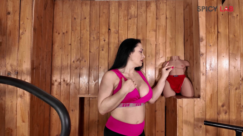 Spicy Lab Production: Chica con pecho grande sueña con follarse con entrenador personal