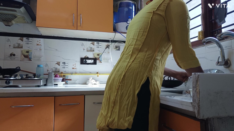 GlamorousBow9: Pembantu rumah India menghisap pantat besar dan seks dubur dengan...