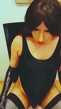 Sexy Travesti de Maiô se Tocando para a Câmera