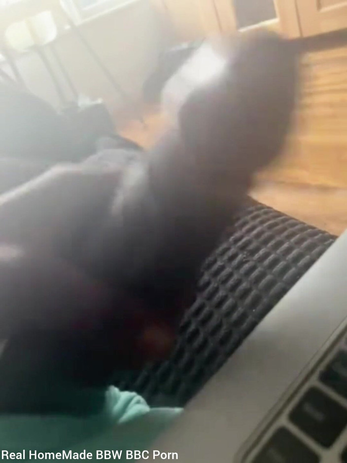 Big black cock BBCee: Погладжуючи мій великий чорний член, дивлячись порно