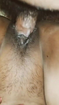 나는 침대에 산타리 의붓여친을 두고 그녀의 보지를 찢어
