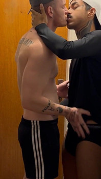 Carmona Colocando O Boy Pra Chupar No Vestiario Da Academia