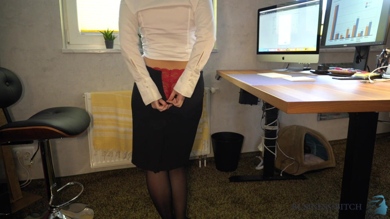 Business Bitch: Female boss bellybutton fuck