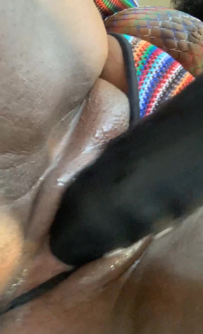 Super sexy ebony cuties: Prim-plan cu ejaculare, futându-mi pizda cu un vibrator monstruos