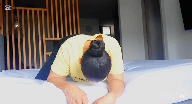 Milfcaliente69: 大屁股和大奶子哥伦比亚熟女用她的振动器自慰她的阴户