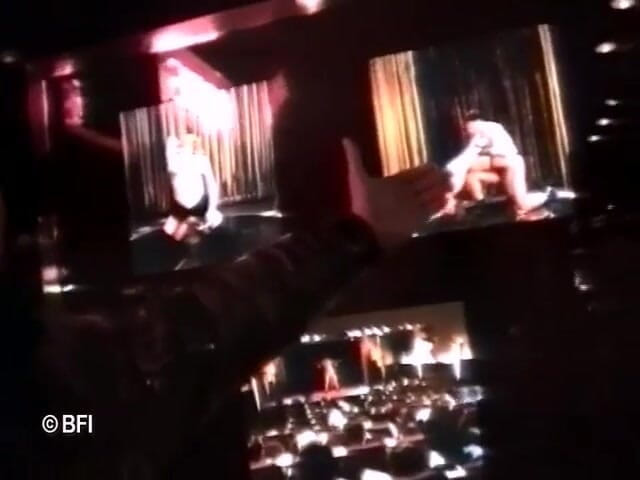 Hardcore Lovers: İri göğüslü sarışın kadın banyoda mastürbasyon yapıyor ve tıraş oluyor