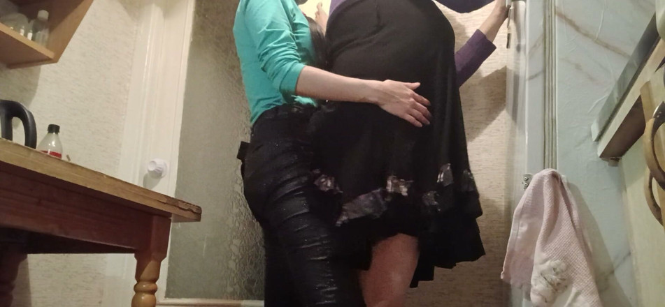 Lesbian-illusion: Ich ficke meine verheiratete nachbarin hart mit einem strap-on in...