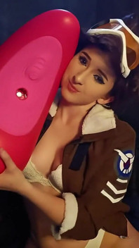 Yndige Cammy Har Forblffende Orgasmer I Sin Vibrerende Stol (tracer Cosplay)