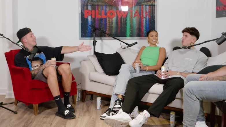 Pillow Talk: Cam Holmes on, l dengan Emily Faye Miller