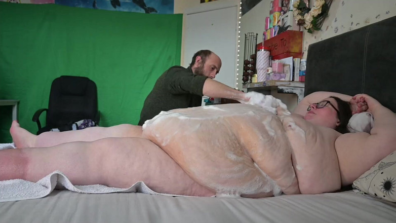 SSBBWLadyBrads: Grandota y esclava en el baño de cama divertida - parte 2