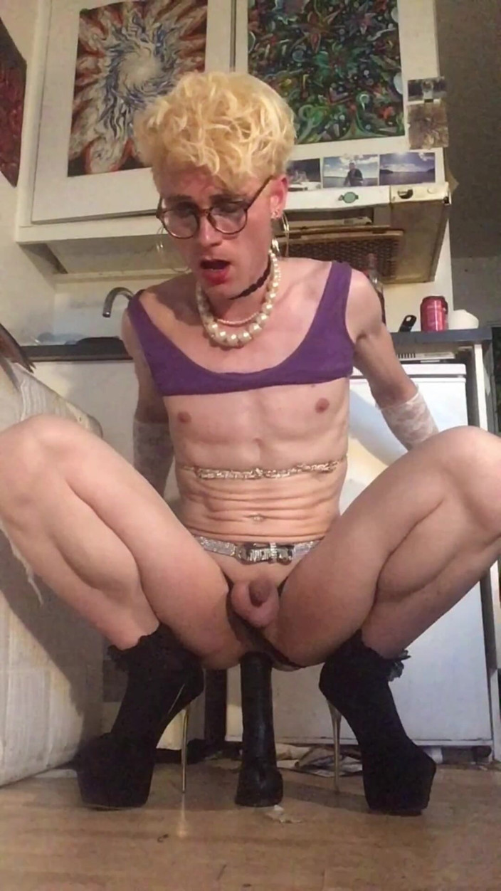 Sissy Cindy Slut: Si jalang putih blonde kurus Jes terdedah