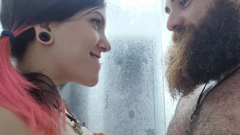 Iron Bikerr: Šukání zadku a stříkání na obličej qween ve sprše