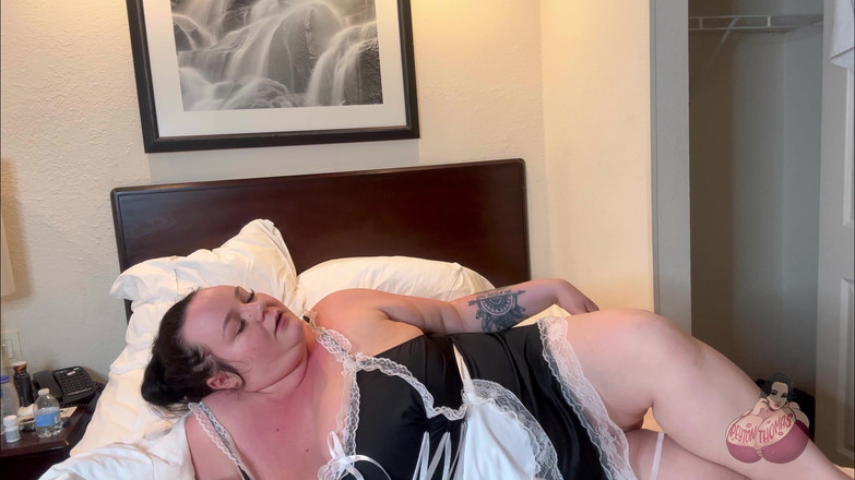 Peyton Thomas: 胖女仆在你的枕头上射精