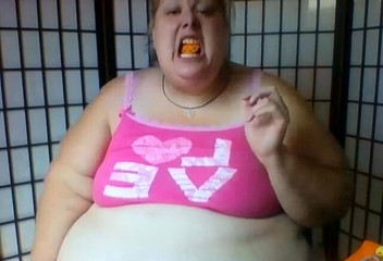 Kitty Delgato: 白人垃圾妻子一边抽烟一边塞满我的脸，一边告诉你你是一个多么可悲的失败者