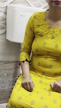 インドの継母が洗面所でおしっこをする 継息子 とてもいたずらなデシ・インド人 ヒンディー語音声でセックス