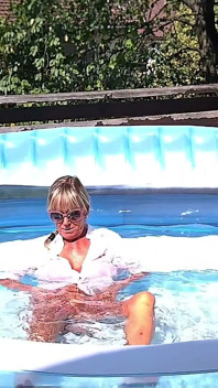 Dirtymilftina Bercinta dengan Aku di Kolam Renang