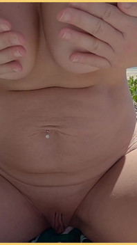 Ehefrau spielt am strand mit ihrer muschi