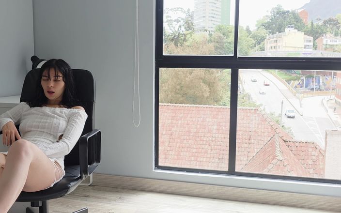 Jopy sex: Laura Masturbates Next to a Giant Window and Hides From...