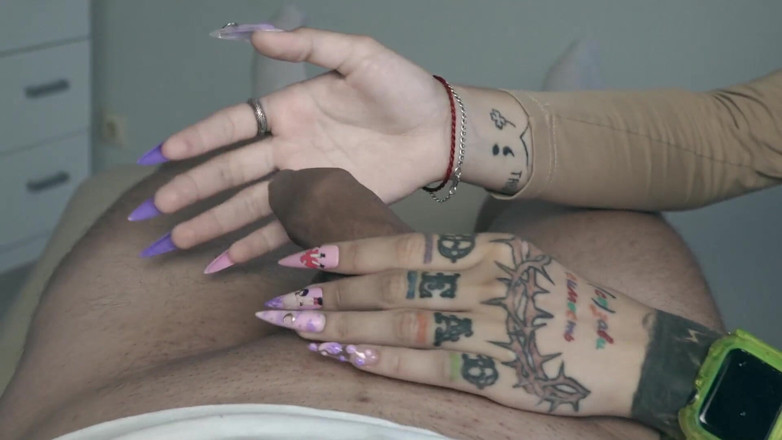 Amateur_fetish: Lange nägel kratzen schwanz, eier, vorhaut und pissloch