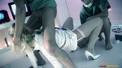 Erotic Female Domination: Šílená kočka šuká se dvěma muži před jinou holkou