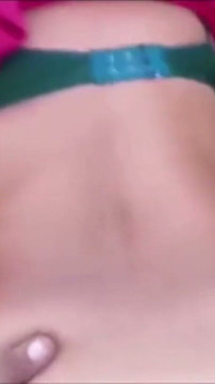 겨자 밭에서 현장 주인에게 후배위 스타일로 따먹히는 마을 바비