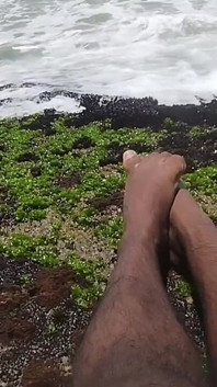 Mes beaux pieds après une journée de travail à prendre de la vitamine D sur la plage