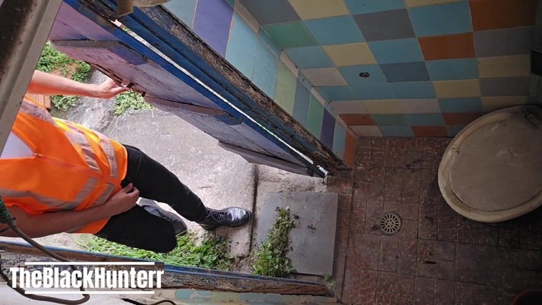 TheBlacKHunterr: 两名员工在洗手间亲热