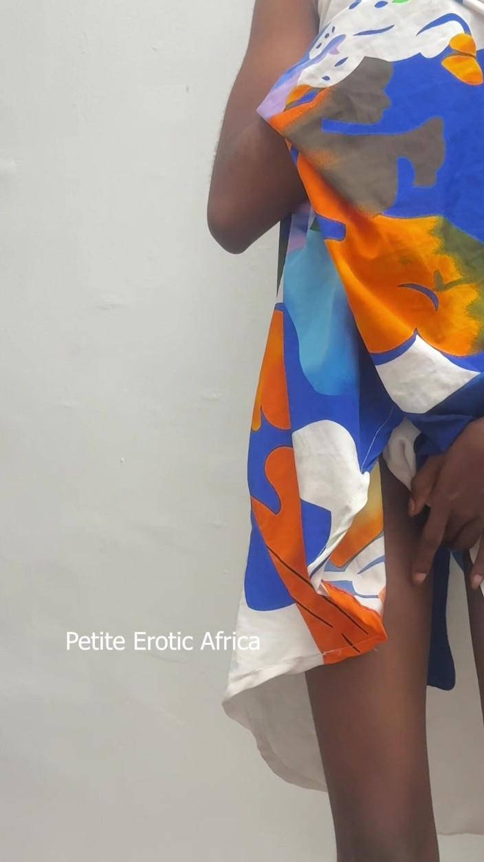 Petite Erotic Africa: 貫通する立ったスキニー